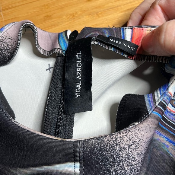 GUC Yigal Azrouël- Bodycon Abstract Scuba Fabric Dress. Size 2 - Picture 6 of 10